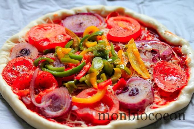 pizza-oignon-poivron-tomate-coulis